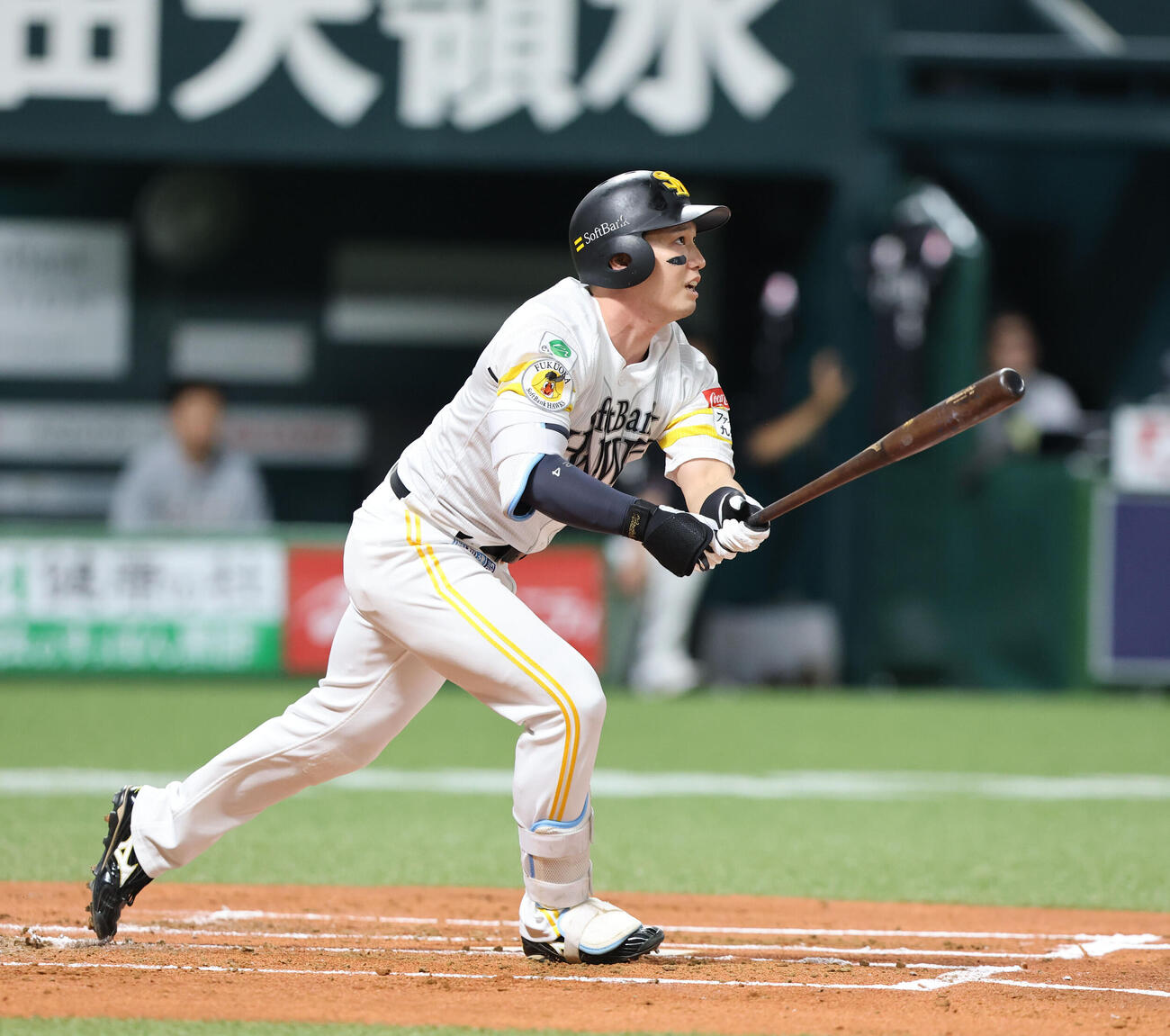 ソフトバンク対ロッテ　1回裏ソフトバンク1死一、二塁、栗原陵矢は中越えに逆転となる2点適時二塁打を放つ（撮影・梅根麻紀）