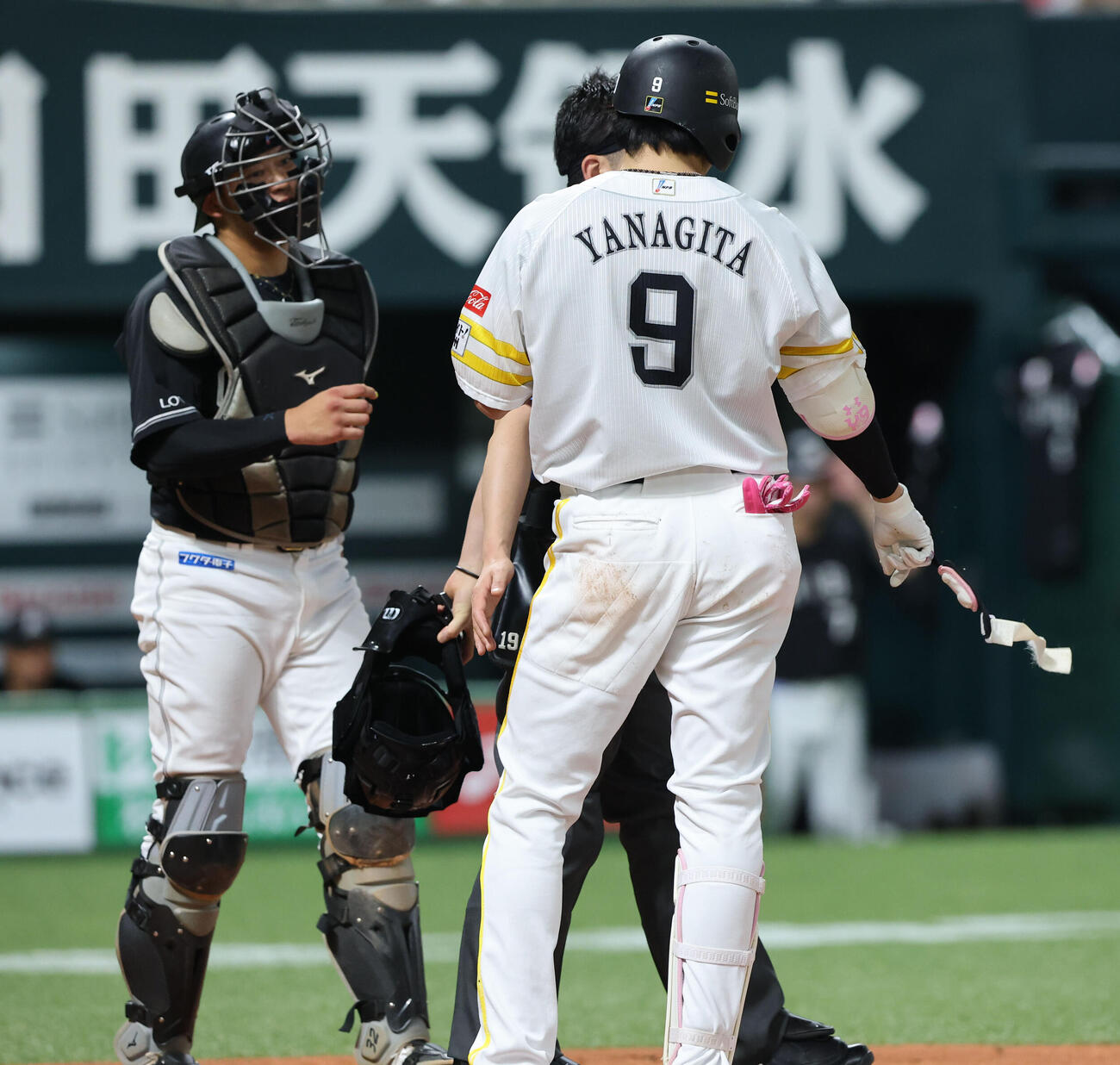 ソフトバンク対ロッテ　1回裏ソフトバンク2死、柳田悠岐は死球を受け一塁へ歩く（撮影・梅根麻紀）