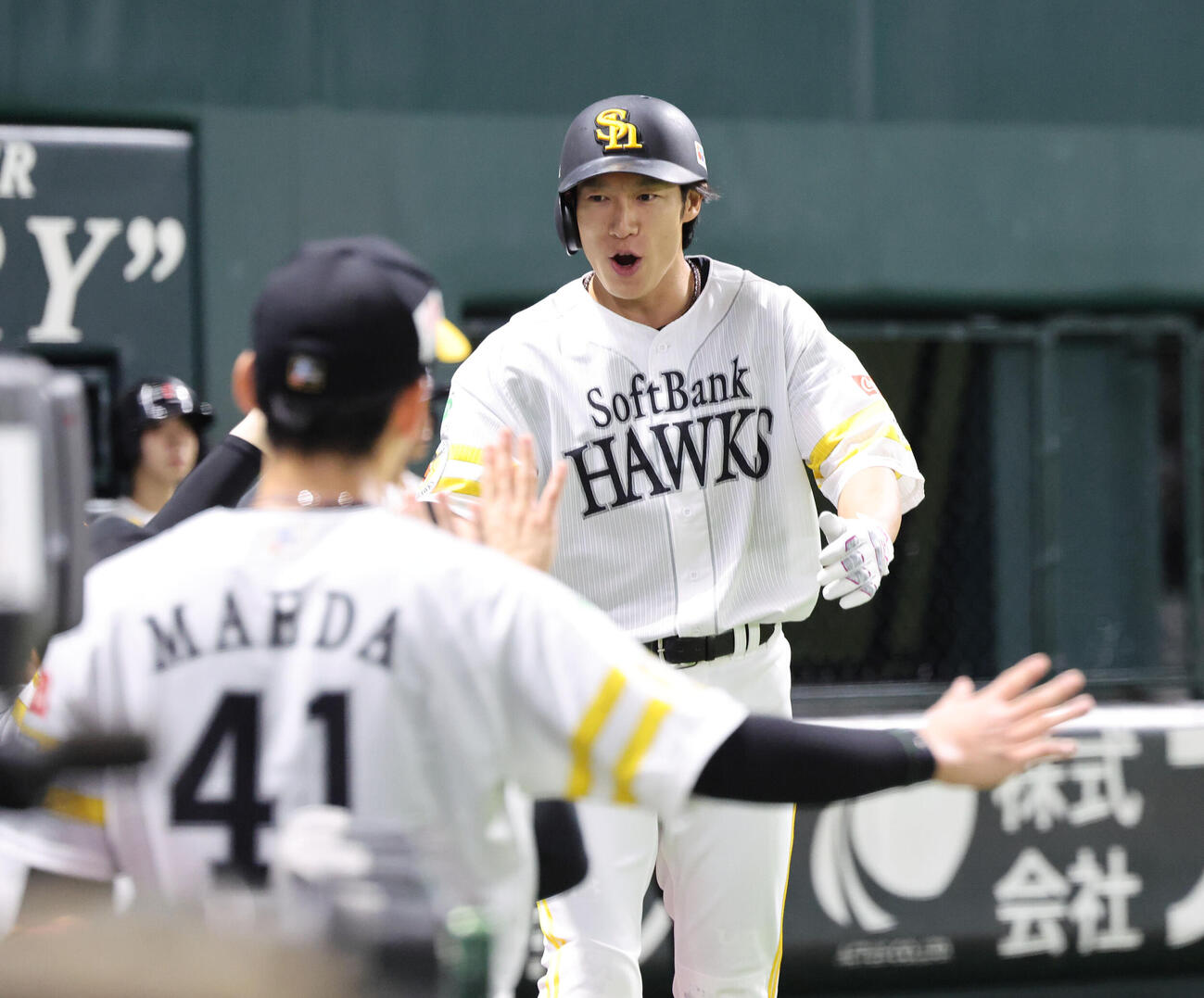 ソフトバンク対ロッテ　4回裏ソフトバンク無死、柳田悠岐は左越えに勝ち越し本塁打を放ちベンチのナインとハイタッチ（撮影・梅根麻紀）