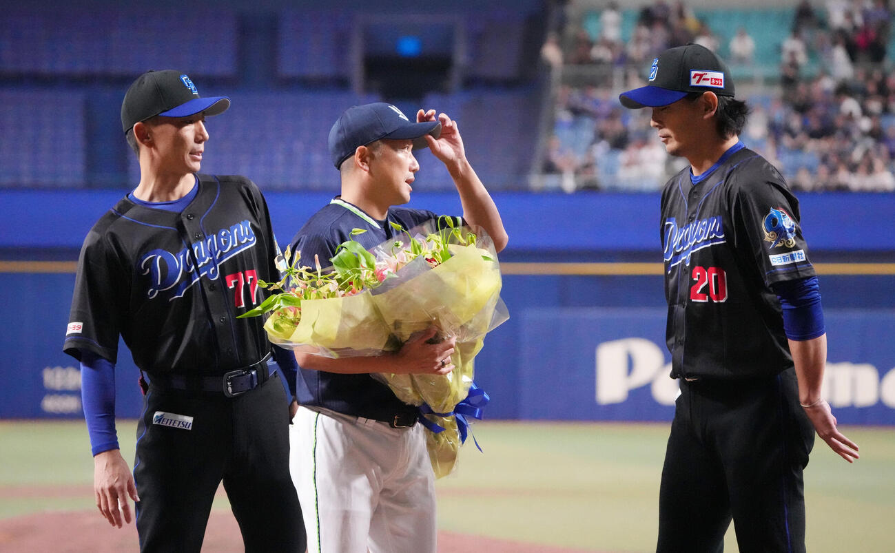 中日対ヤクルト　試合後、石川雅規（中央）は中日涌井秀章、嶋基宏ヘッドコーチから花束を受け取る（撮影・森本幸一）