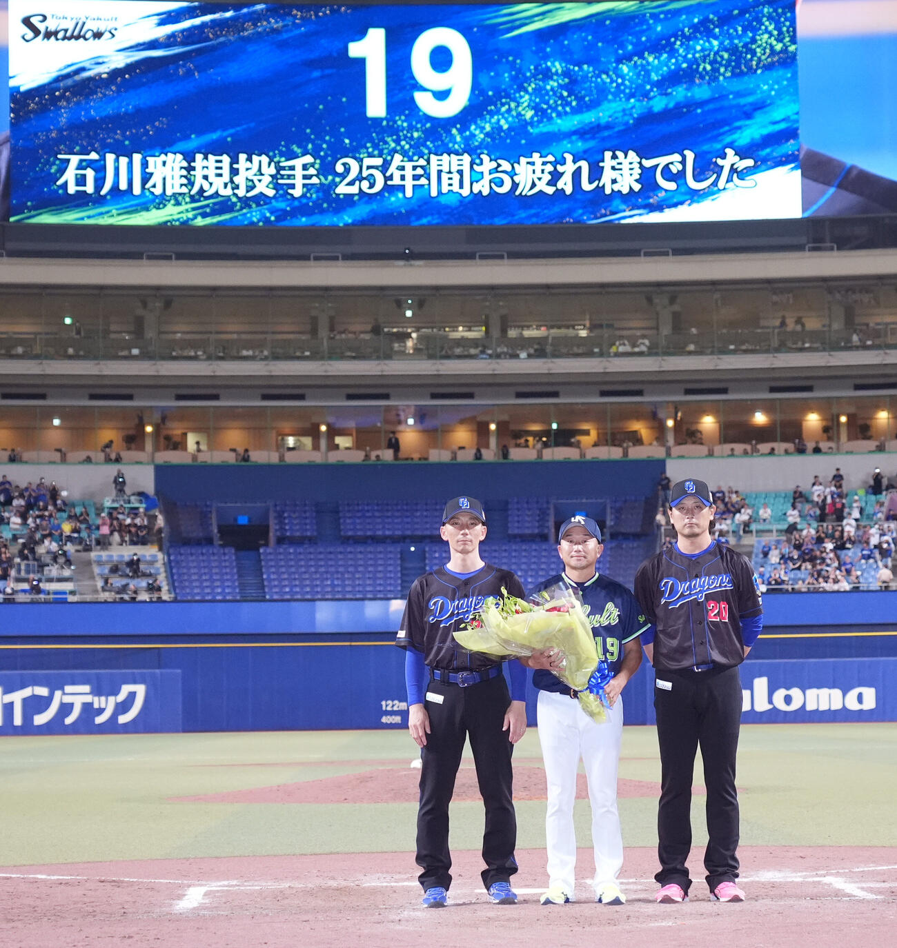 中日対ヤクルト　試合後、記念撮影に納まる、左から中日嶋基宏ヘッドコーチ、ヤクルト石川雅規、中日涌井秀章（撮影・森本幸一）