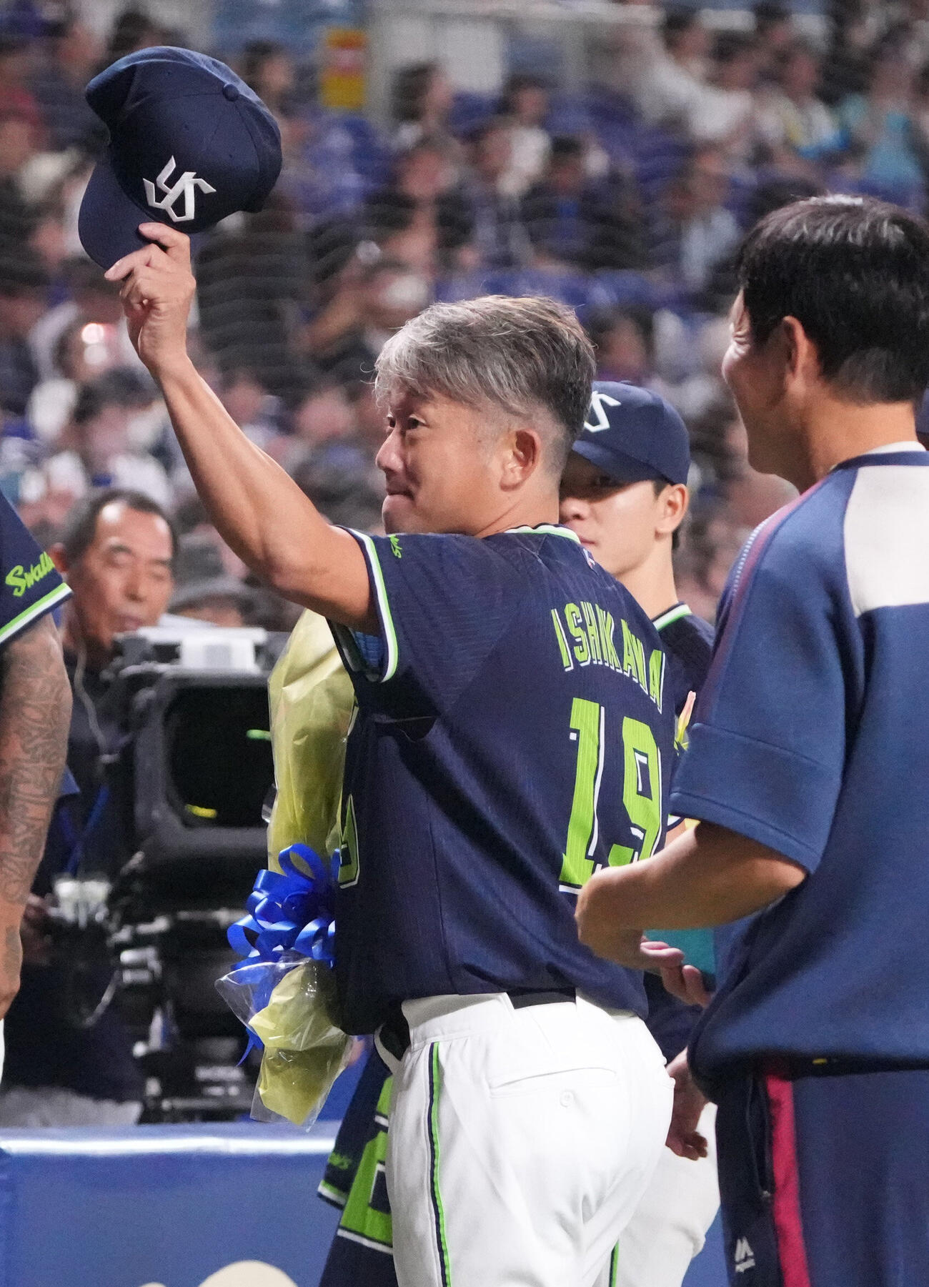 中日対ヤクルト　試合後、石川雅規はスタンドの声援に応える（撮影・森本幸一）