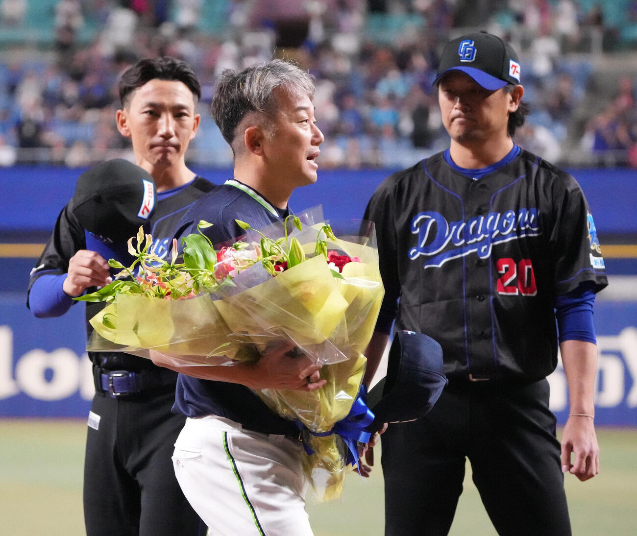 中日対ヤクルト　試合後、石川雅規（中央）は中日涌井秀章、嶋基宏ヘッドコーチから花束を受け取る（撮影・森本幸一）