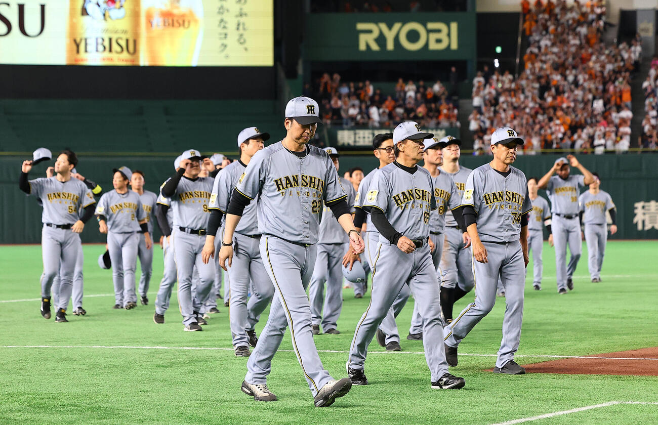 巨人対阪神　今季の東京ドームでのレギュラーシーズン最終戦を終え、ファンにあいさつする藤川球児監督（手前）ら阪神の選手、スタッフ（撮影・野上伸悟）