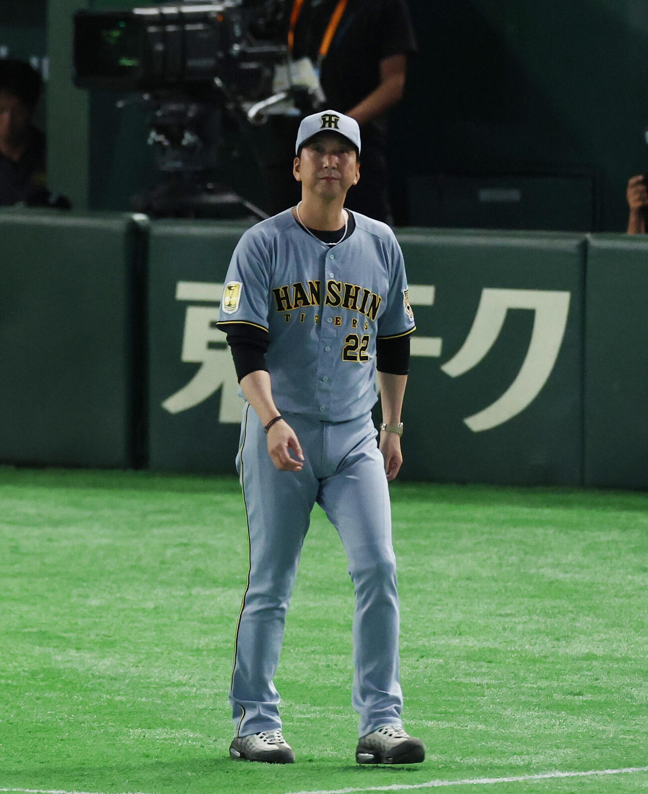 巨人対阪神　巨人に敗れ、東京ドーム最終戦のあいさつにでる藤川球児監督（撮影・増田悦実）