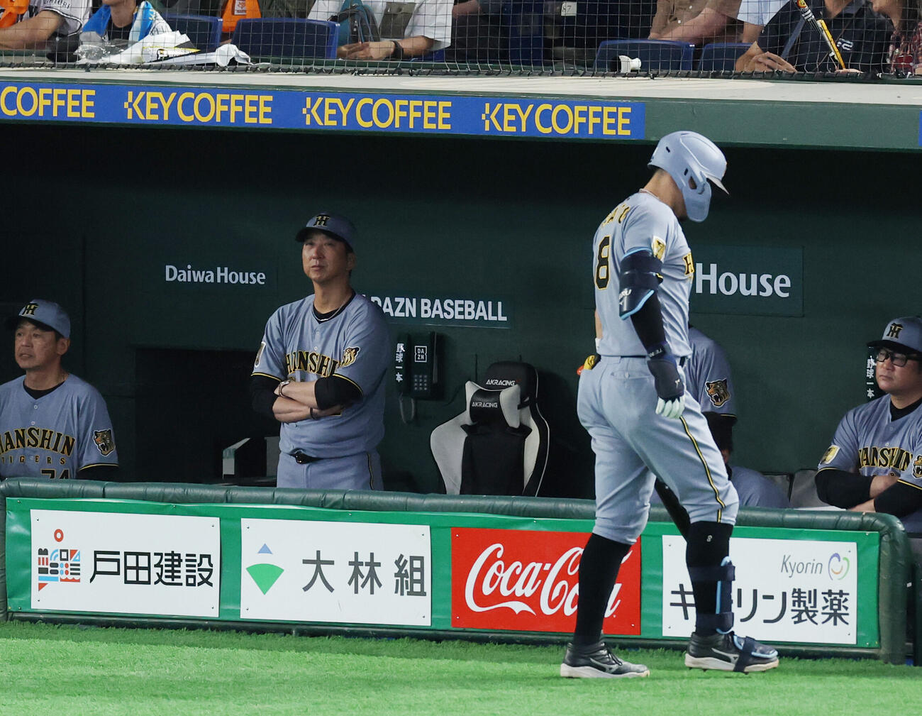 巨人対阪神　7回表阪神無死、空振り三振に倒れベンチに戻る佐藤輝明。中央は藤川球児監督（撮影・増田悦実）