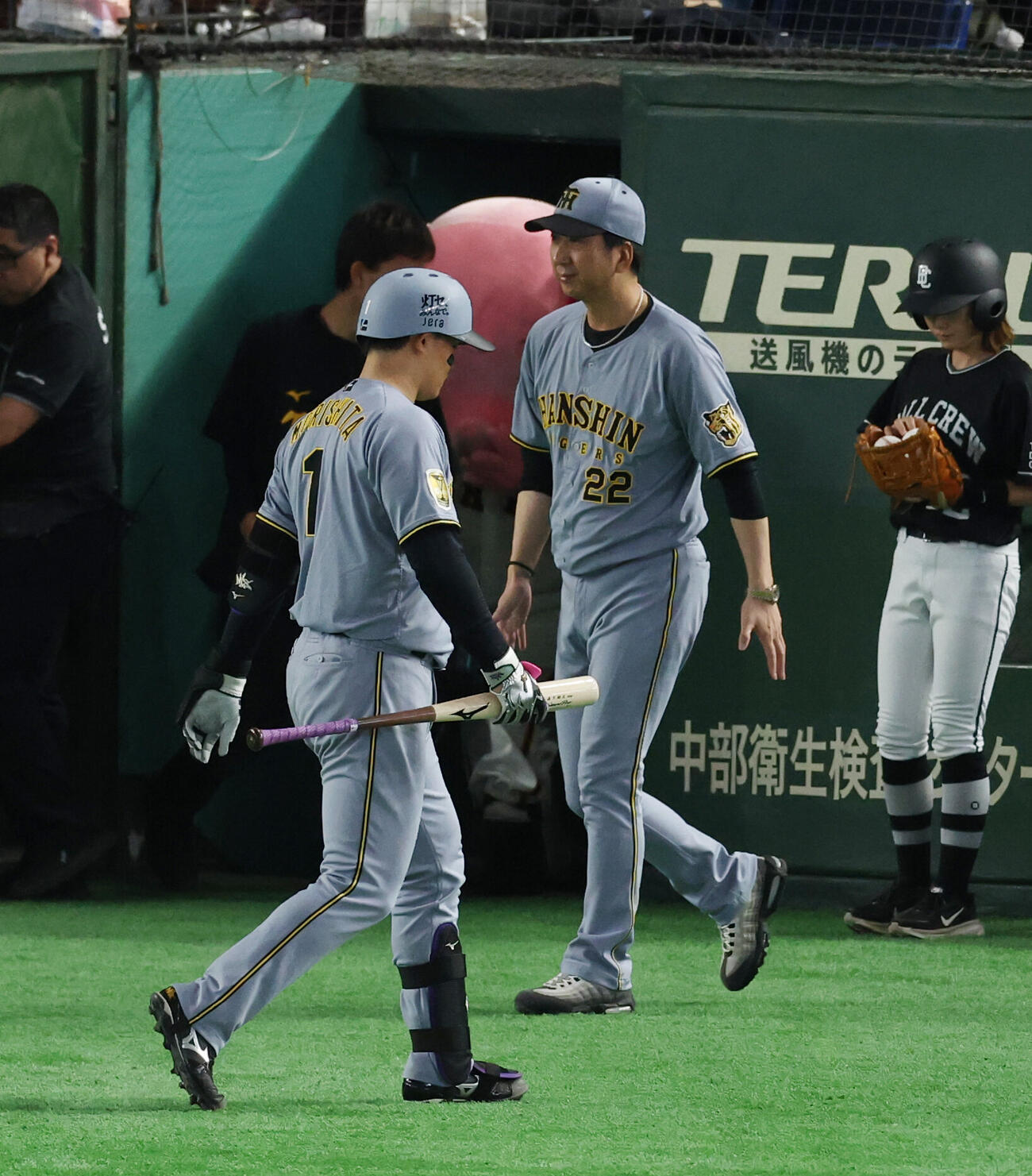 巨人対阪神　6回表阪神2死、見逃し三振に倒れがっくりとベンチに戻る森下翔太。右は藤川球児監督（撮影・増田悦実）