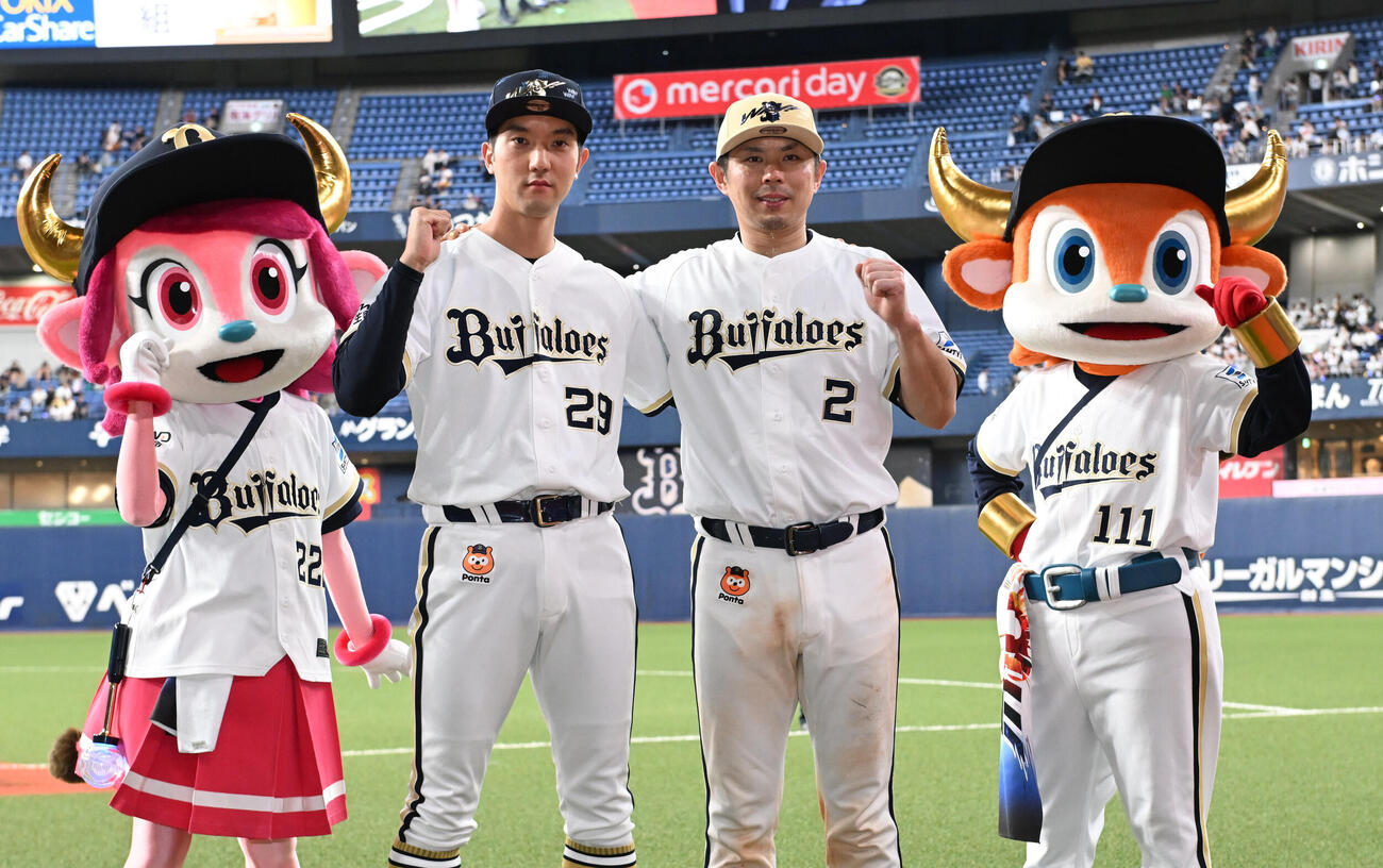 オリックス対楽天　ヒーローインタビュー後、ポーズをとるオリックス田嶋大樹（左）と若月健矢（撮影・和賀正仁）