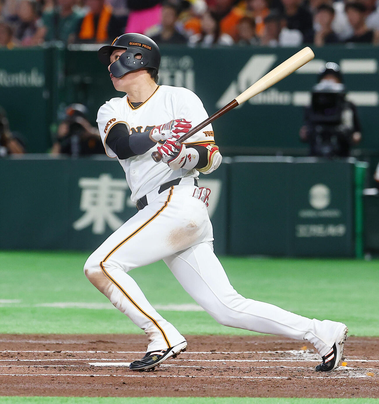 巨人対阪神　2回裏巨人無死、左前安打を放つ坂本勇人（撮影・野上伸悟）