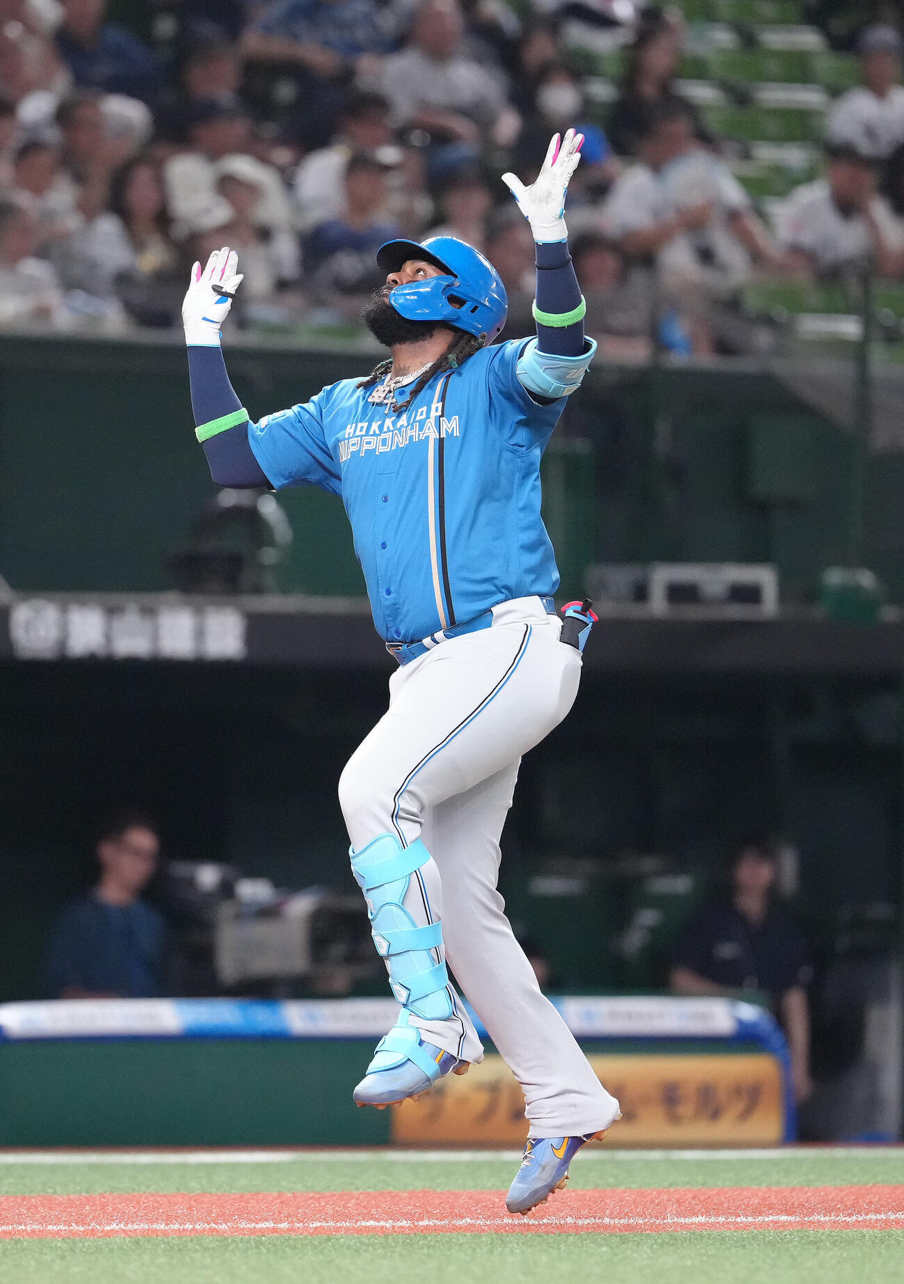 西武対日本ハム　2回表日本ハム無死、フランミル・レイエスは先制本塁打を放ちジャンプで喜ぶ（撮影・足立雅史）