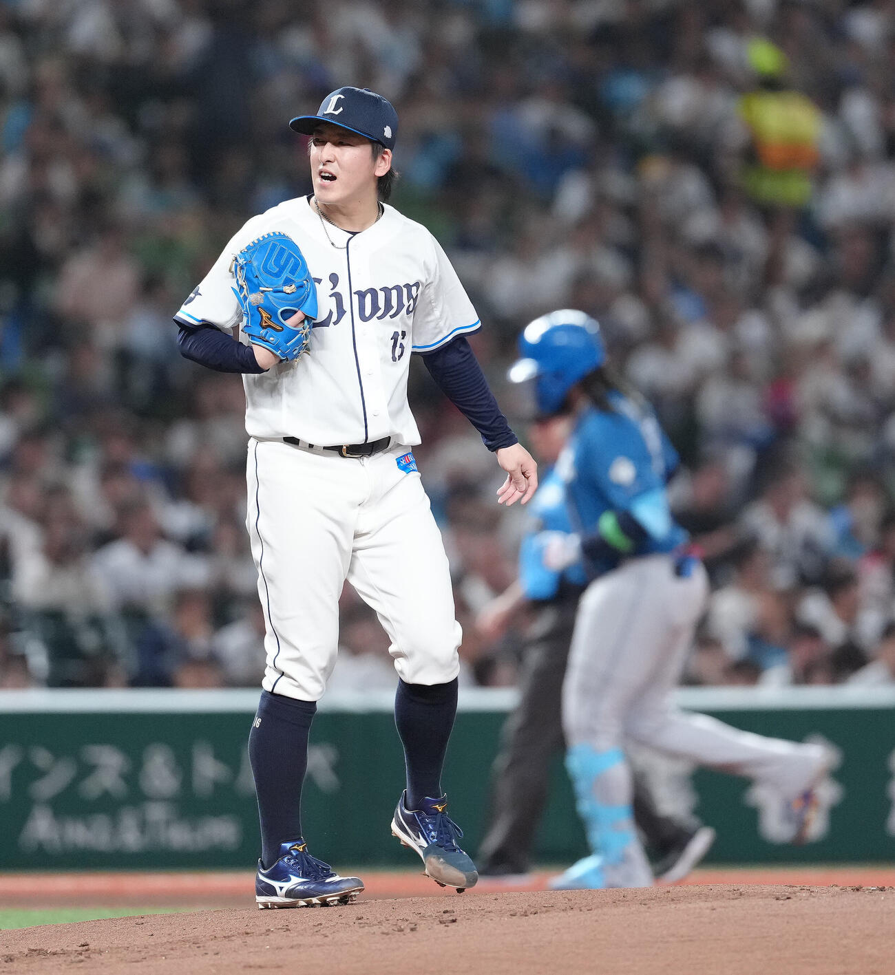 西武対日本ハム　2回表日本ハム無死、フランミル・レイエス（後方）に先制本塁打を浴び渋い顔を見せる隅田知一郎（撮影・足立雅史）