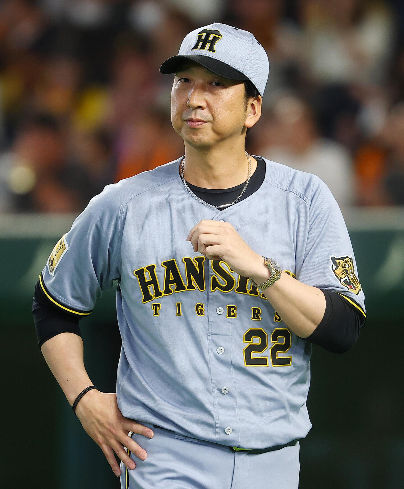 巨人対阪神　選手交代を告げる阪神藤川球児監督（撮影・野上伸悟）