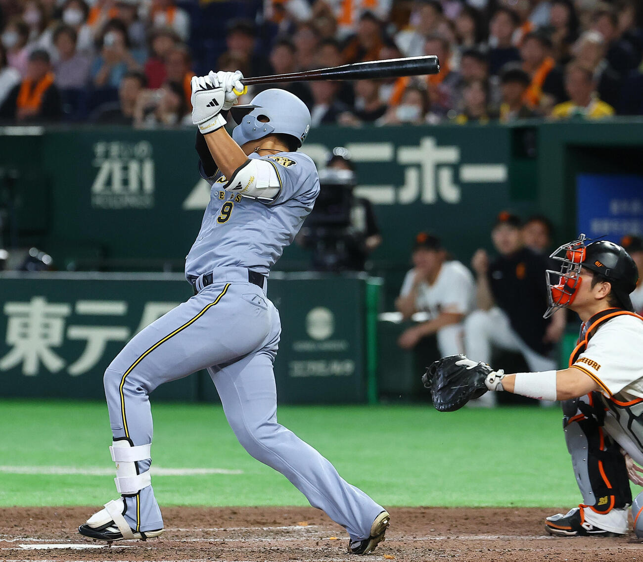 巨人対阪神　9回表阪神無死、中前安打を放つ立石正広（撮影・野上伸悟）