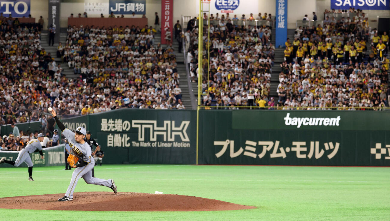 巨人対阪神　6回裏巨人の攻撃で左翼スタンドの声援を背にマウンドで投球練習する石井大智（撮影・浅見桂子）