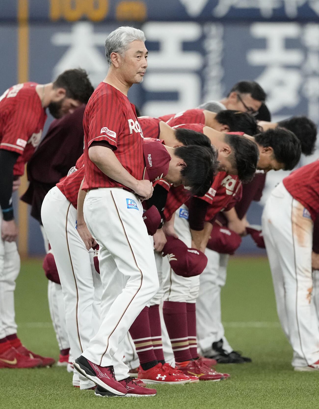 オリックスに敗れた吉井監督（手前）ら楽天ナイン＝京セラドーム(共同)