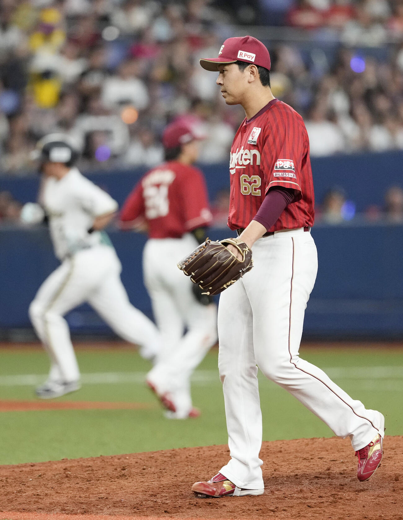 7回、オリックス・西川（左）に2ランを浴びた楽天・西口＝京セラドーム(共同)