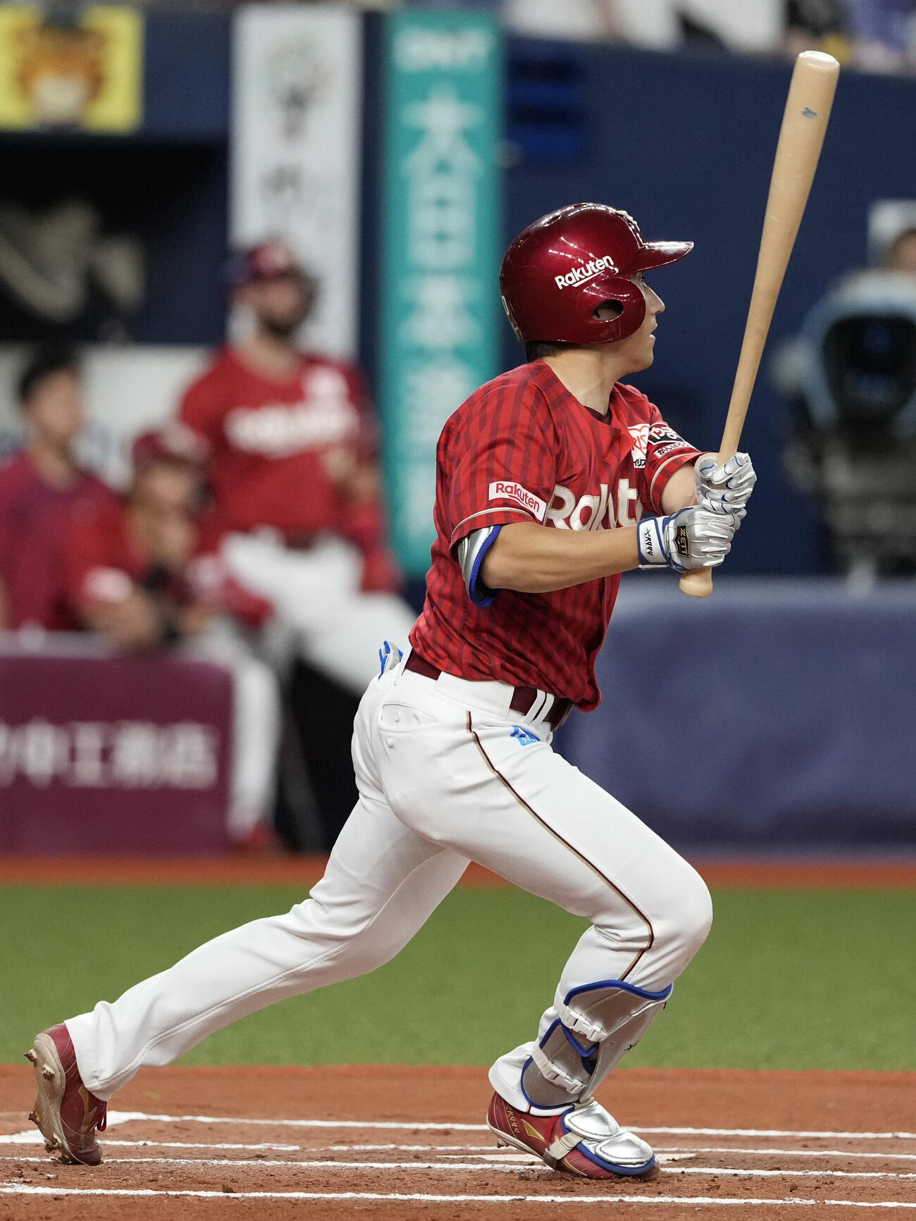 6回楽天1死一、三塁、小深田が左中間に2点二塁打を放つ＝京セラドーム(共同)