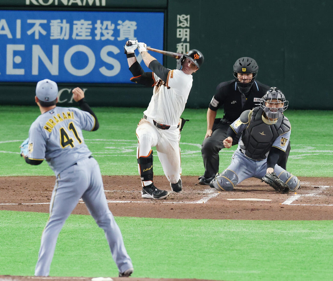 巨人対阪神　2回裏巨人2死満塁、三振に倒れるトレイ・キャベッジ。投手は村上頌樹（撮影・増田悦実）