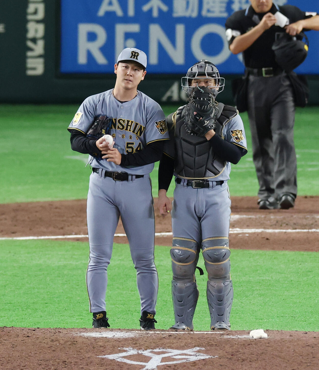 巨人対阪神　8回裏巨人無死二塁、話をする木下里都（左）と坂本誠志郎（撮影・増田悦実）