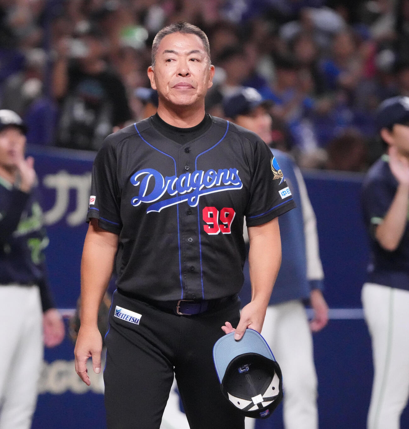 中日対ヤクルト　試合後、中日井上一樹監督は整列しスタンドの観客にあいさつをする（撮影・森本幸一）