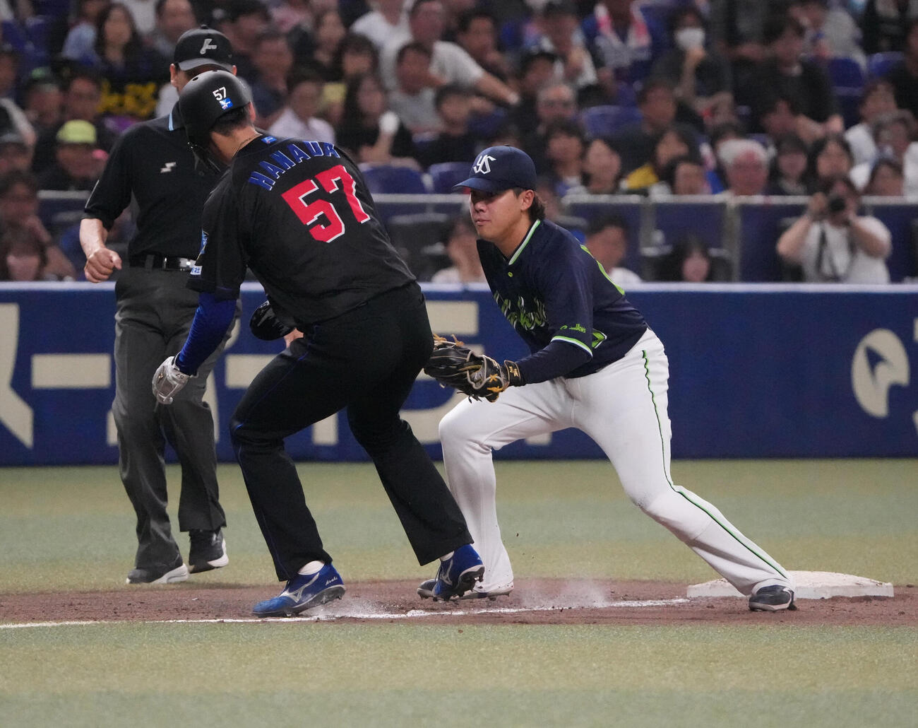 中日対ヤクルト　7回裏中日2死一、三塁、捕手のけん制に飛び出しタッチアウトになる三走花田旭（左）。野手赤羽由紘（撮影・森本幸一）