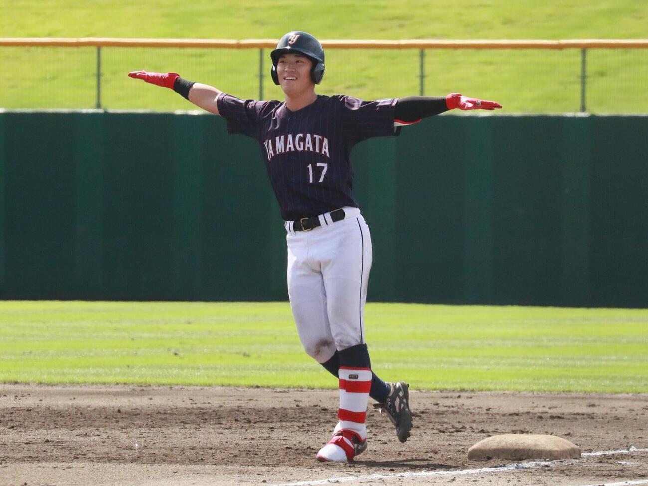 山形大対福島大　4回、先制打を放ち喜ぶ山形大・椎名伯斗（撮影・高橋香奈）