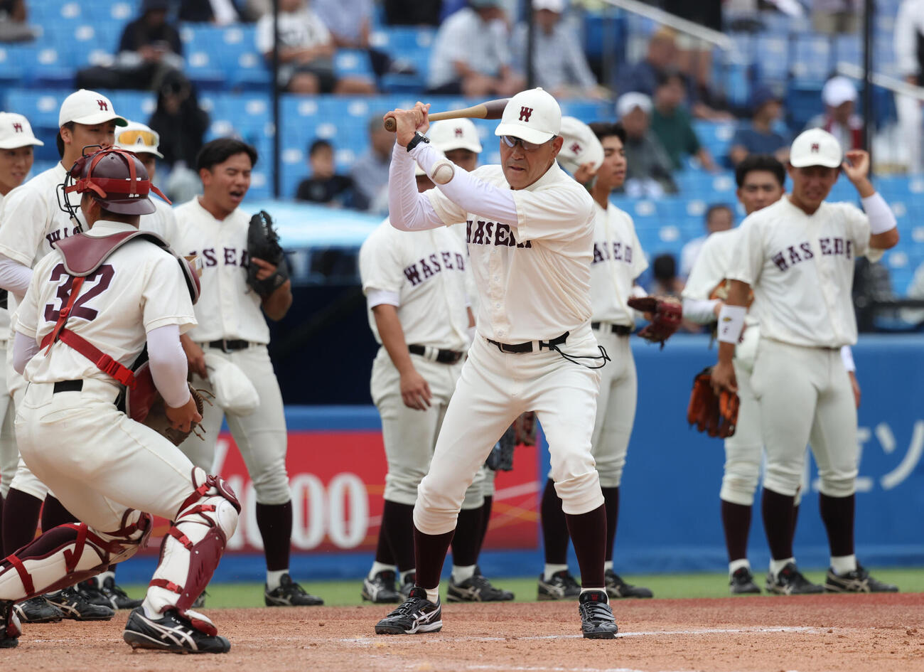 早大対法大　試合前にノックする早大・小宮山悟監督（撮影・柴田隆二）