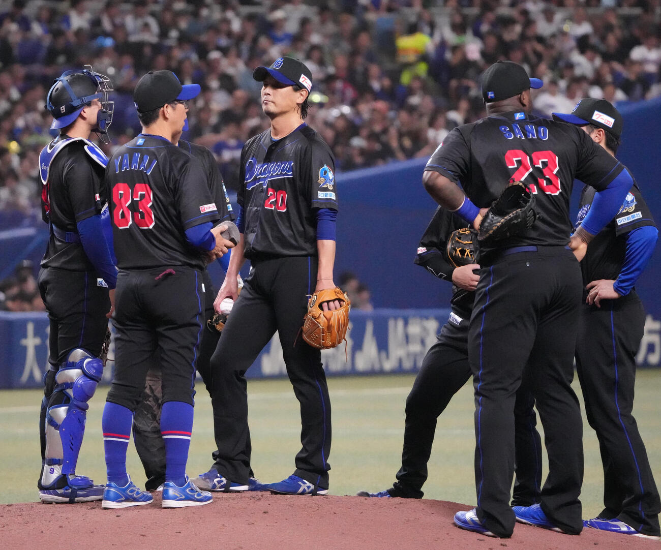 中日対ヤクルト　2回表ヤクルト2死一、三塁、マウンド上の涌井秀章（中央）のもとに集まる中日ナイン（撮影・森本幸一）
