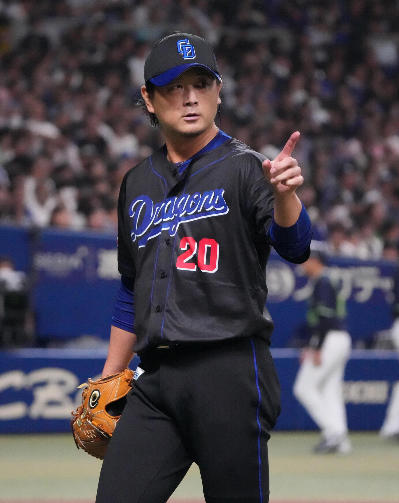 中日対ヤクルト　1回表終了、ベンチへ戻る中日先発の涌井秀章（撮影・森本幸一）