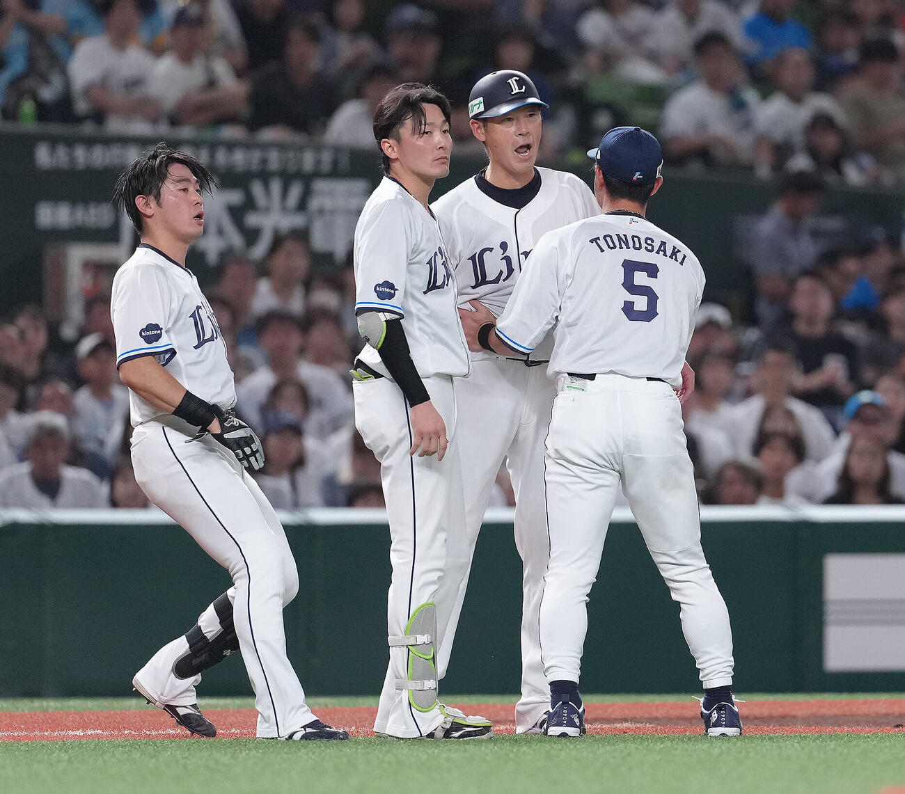 西武対日本ハム　5回途中、両軍が一触即発の状況となり制止される西武黒田哲史コーチ（中央右）（撮影・足立雅史）