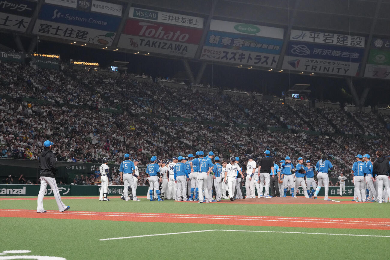 西武対日本ハム　5回途中、両軍が一触即発の状況となる。左端は日本ハム新庄剛志監督（撮影・足立雅史）