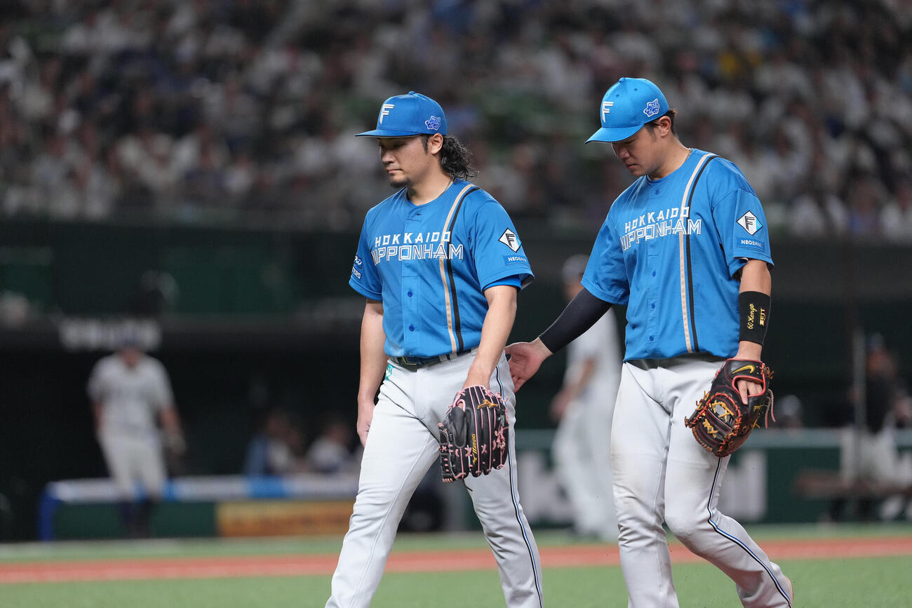 西武対日本ハム　5回を終え、ベンチに戻る日本ハム伊藤大海（左）（撮影・足立雅史）