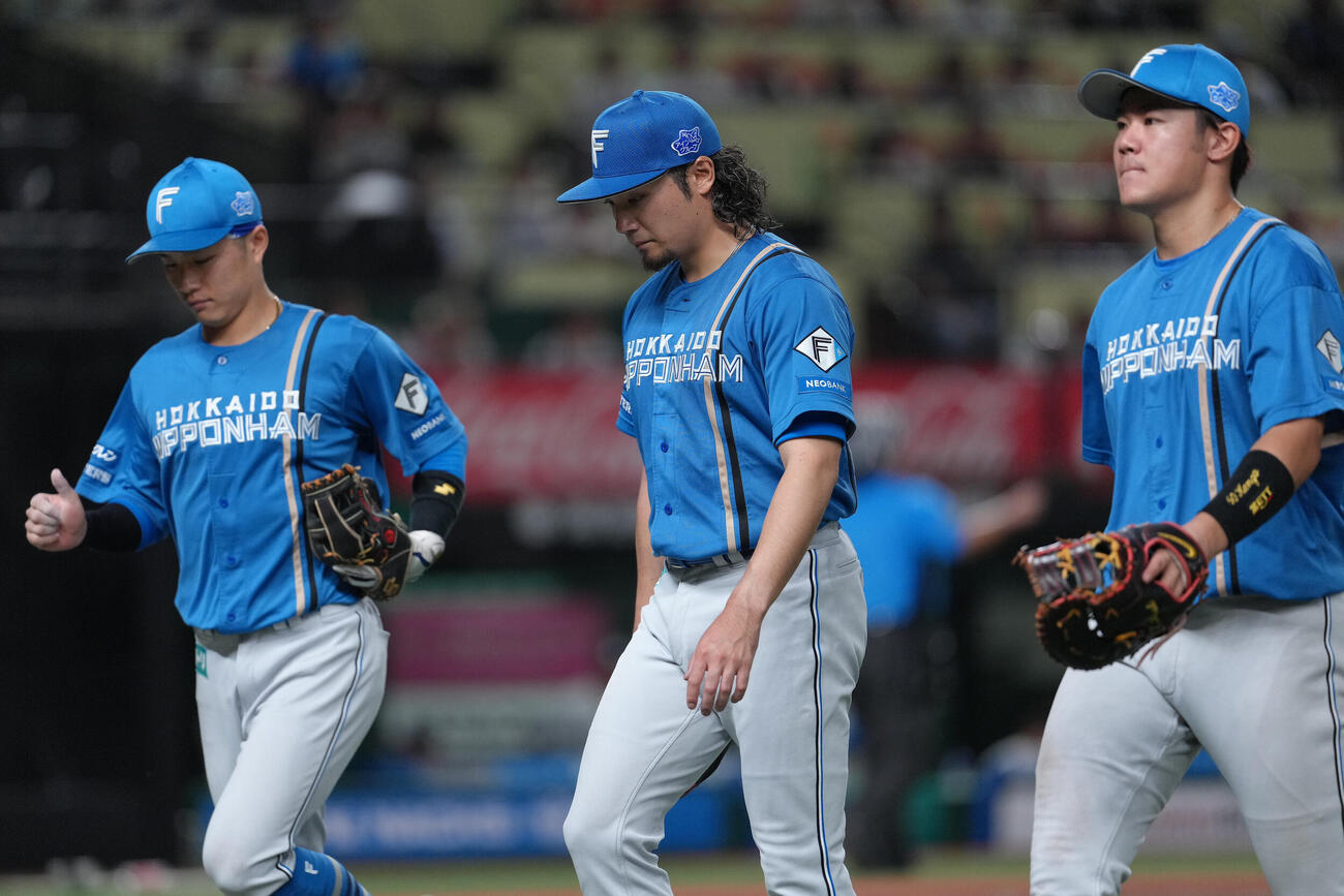 西武対日本ハム　5回を終え、ベンチに戻る日本ハム伊藤大海（中央）（撮影・足立雅史）