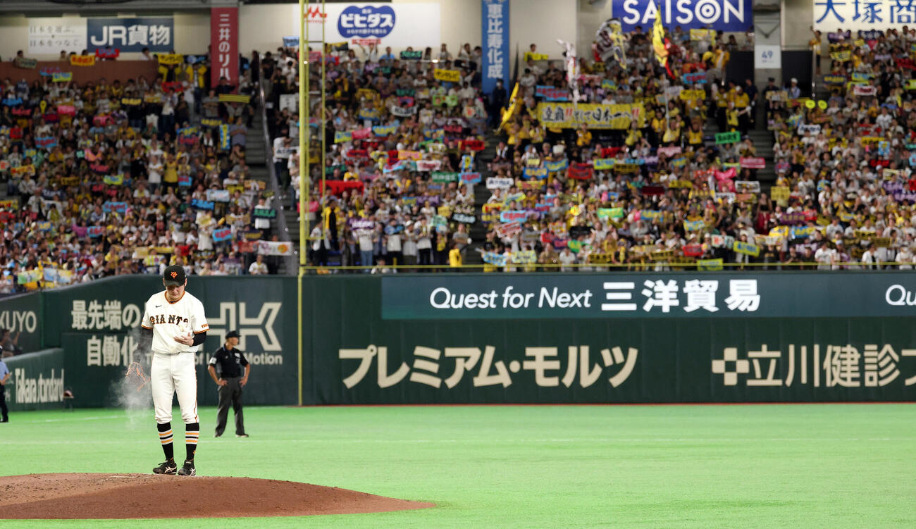 巨人対阪神　7回表阪神の攻撃で、応援歌で盛り上がる阪神ファンを背にマウンドに上がる竹丸和幸（撮影・浅見桂子）