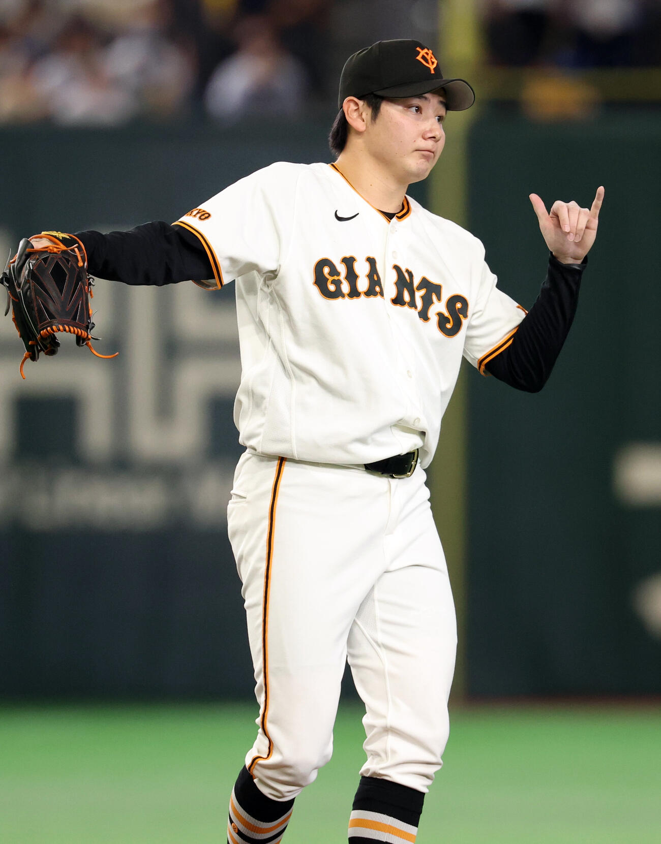 巨人対阪神　1回表阪神の攻撃前、野手陣に合図をする巨人先発の竹丸和幸（撮影・浅見桂子）