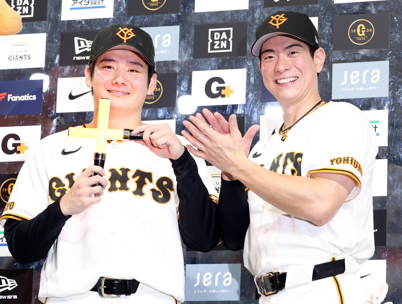 巨人対阪神　10勝目を挙げた巨人竹丸和幸（左）はペンライトで「十」の文字を作り、松本剛と笑顔で記念撮影（撮影・浅見桂子）