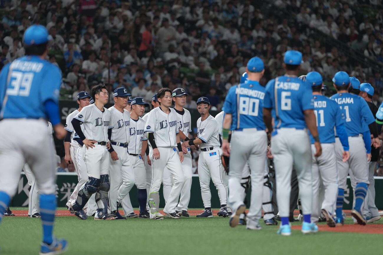 西武対日本ハム　5回途中、両軍が一触即発の状況となる（撮影・足立雅史）