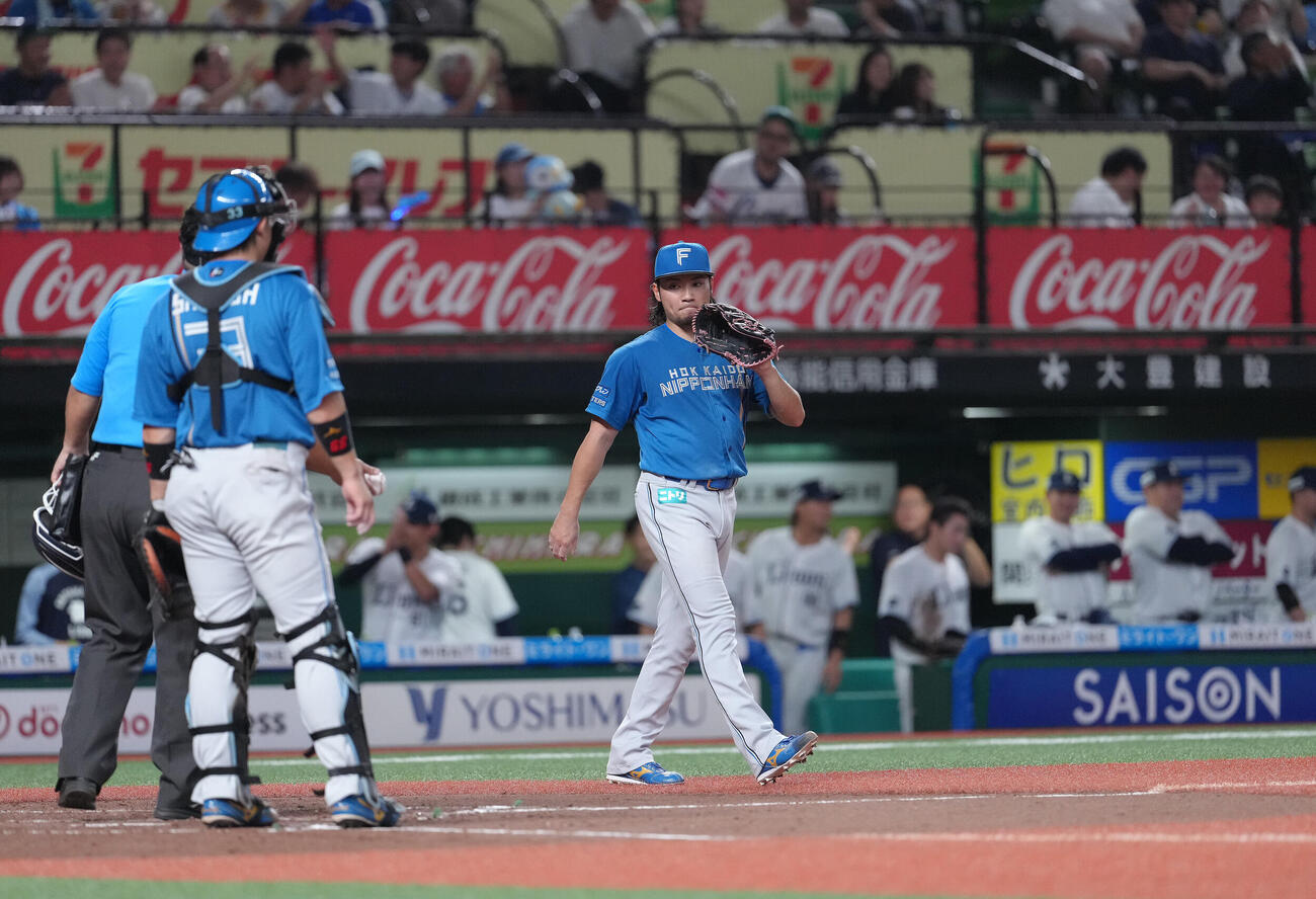 西武対日本ハム　4回裏西武1死満塁、源田壮亮は2点二塁打を浴びた伊藤大海（撮影・足立雅史）