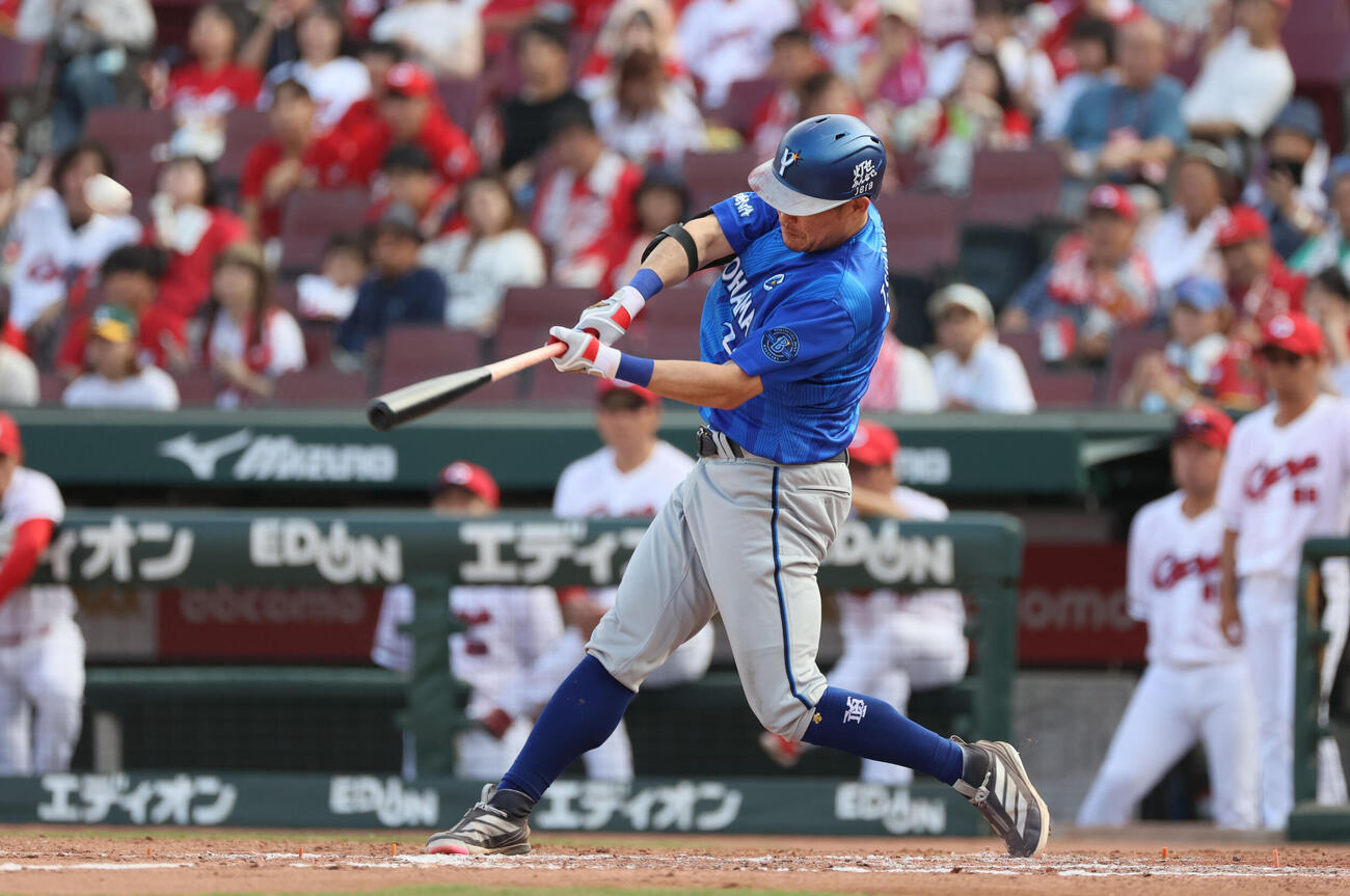 広島対DeNA 9回表DeNA2死二塁、筒香嘉智は右越え2点本塁打を放つ（撮影・加藤孝規）