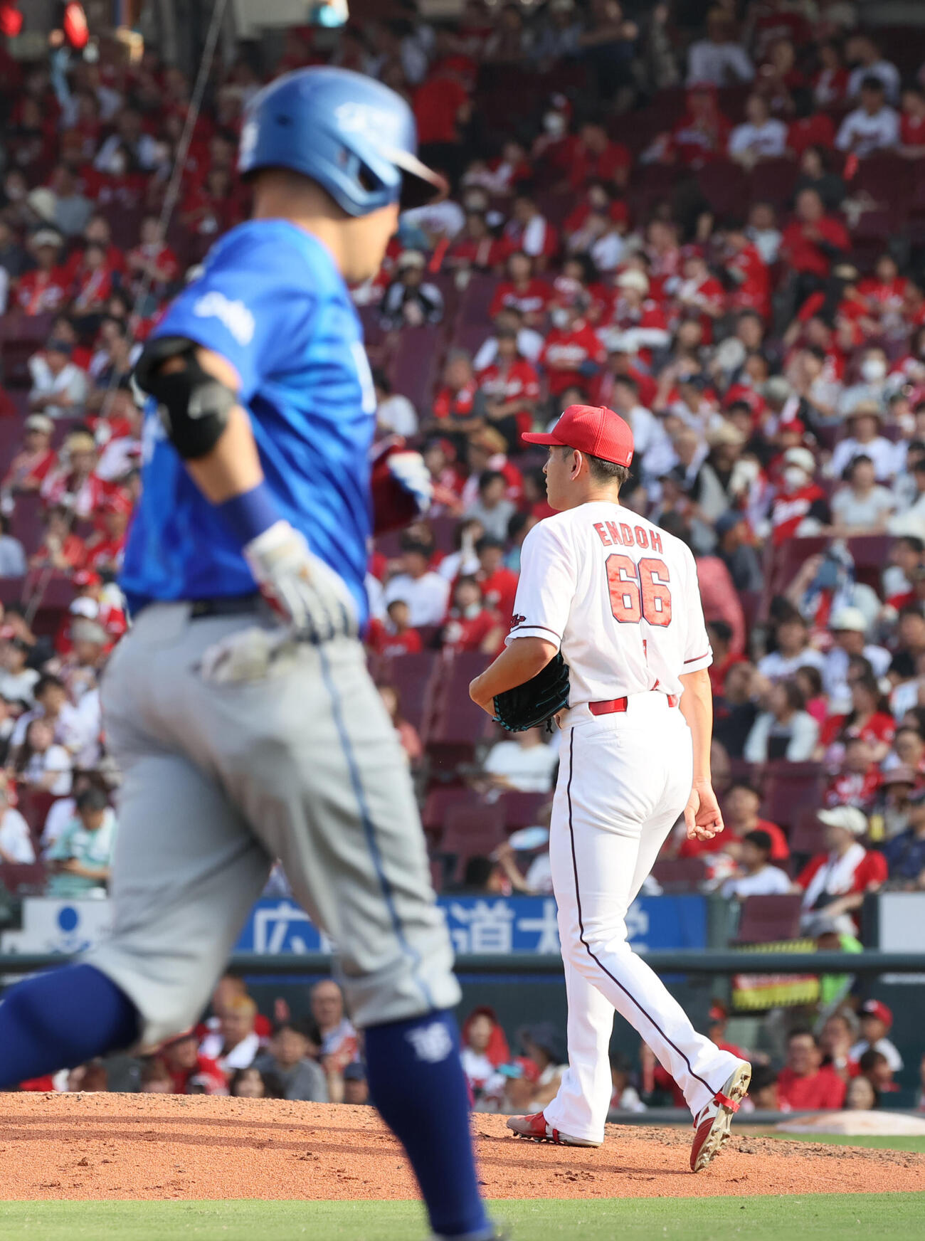 広島対DeNA 9回表DeNA2死二塁、筒香嘉智に右越え2点本塁打を浴びた遠藤淳志（撮影・加藤孝規）