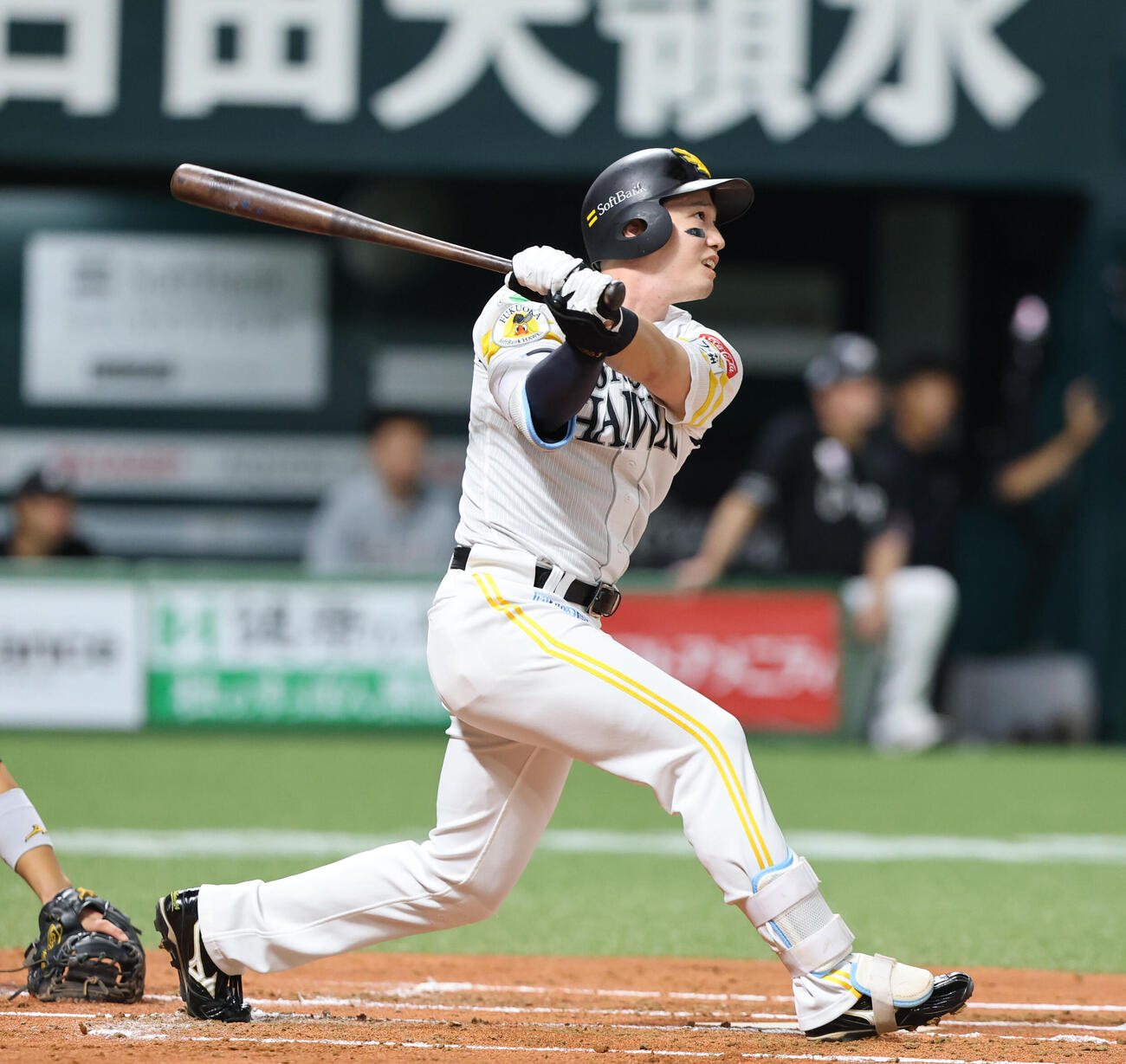 ソフトバンク対ロッテ　1回裏ソフトバンク1死一、二塁、栗原陵矢は中越えに逆転となる2点適時二塁打を放つ（撮影・梅根麻紀）