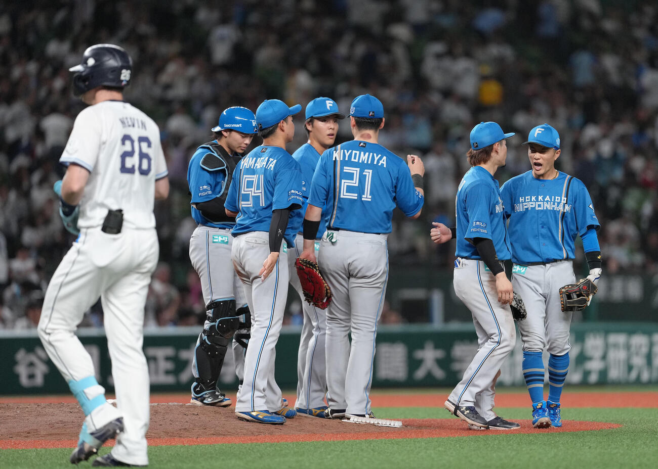 西武対日本ハム　引き分けに終わりタッチを交わす日本ハムナイン（撮影・足立雅史）