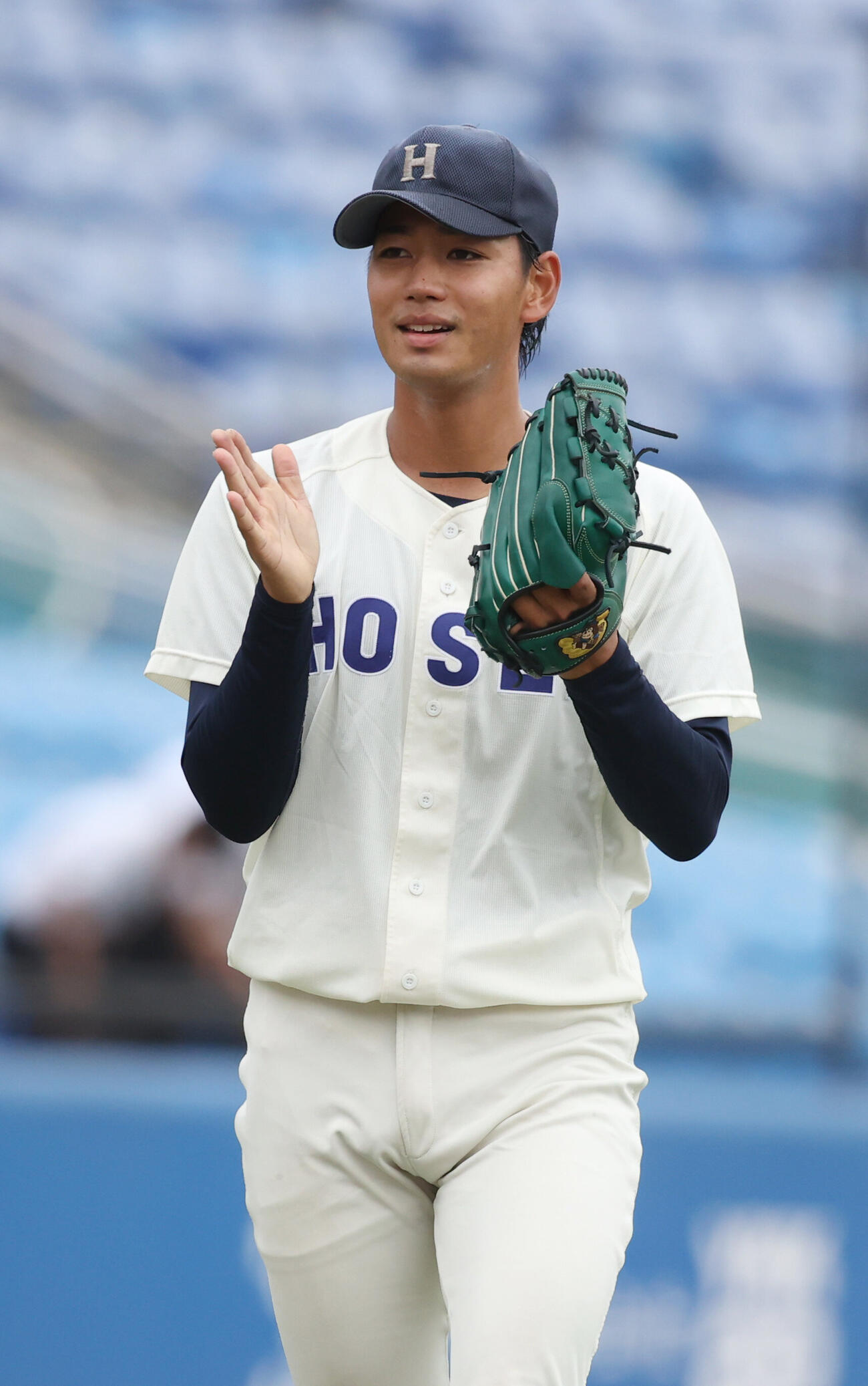 早大対法大　5回を終えて笑顔を見せる法大・助川太志（撮影・柴田隆二）