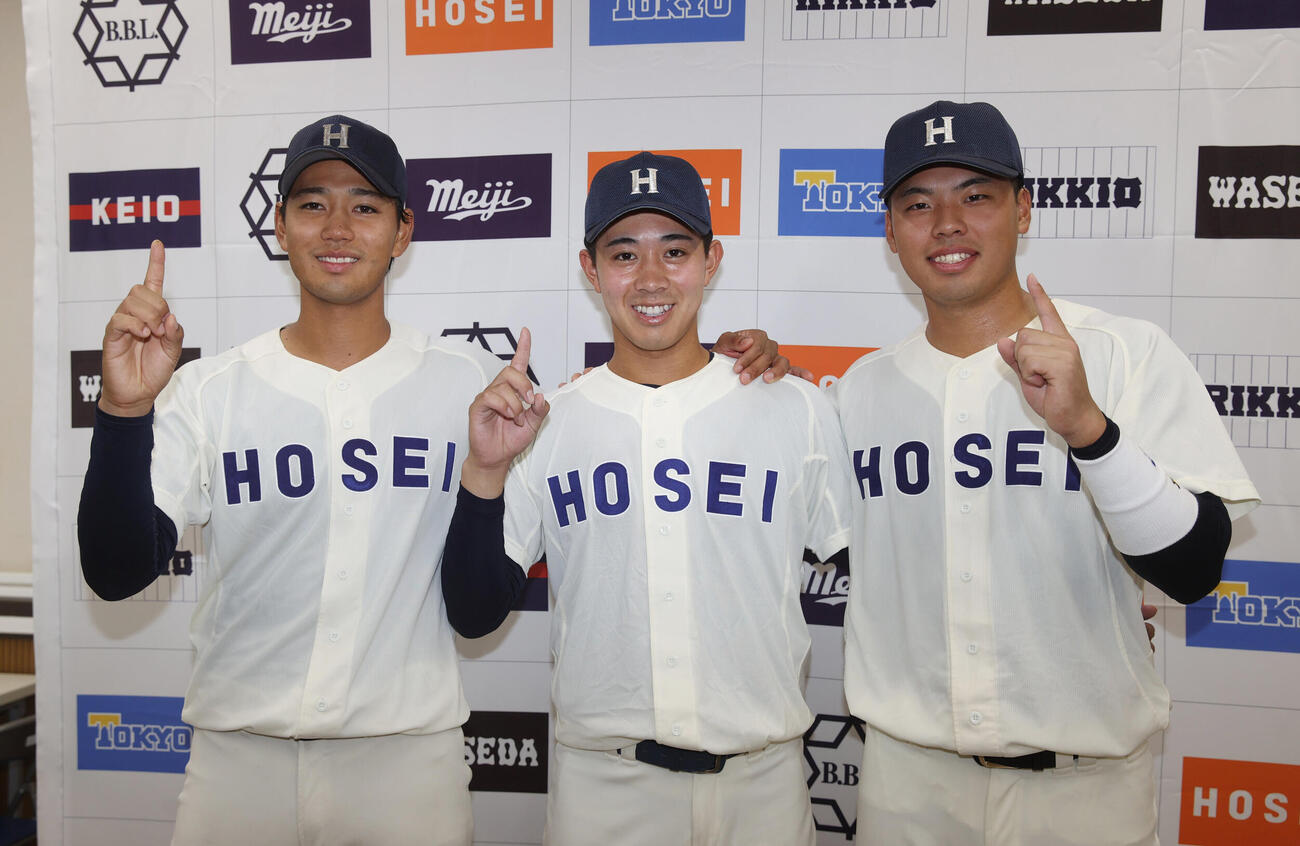 早大対法大　開幕戦で勝利し笑顔を見せる法大の、左から助川太志、山床志郎、境亮陽（撮影・柴田隆二）