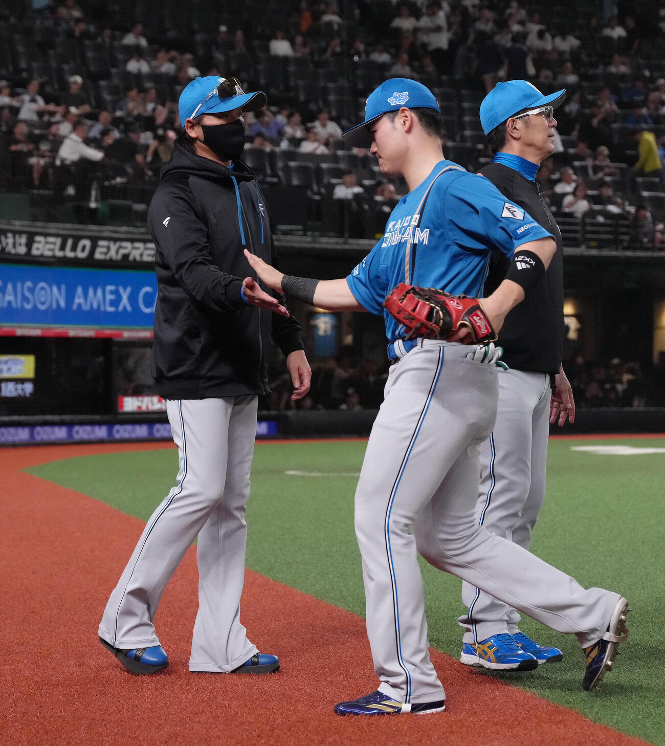 西武対日本ハム　引き分けに終わりタッチを交わす日本ハム新庄剛志監督（左）と清宮幸太郎（撮影・足立雅史）
