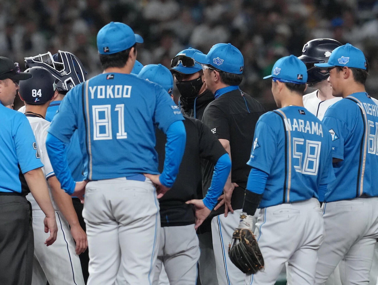 西武対日本ハム　5回途中、両軍が一触即発の状況となる。中央は日本ハム新庄剛志監督（撮影・足立雅史）