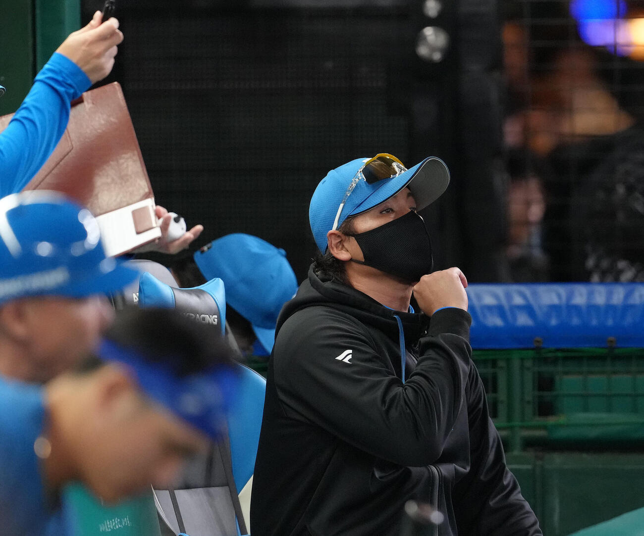 西武対日本ハム　戦況を見つめる日本ハム新庄剛志監督（撮影・足立雅史）
