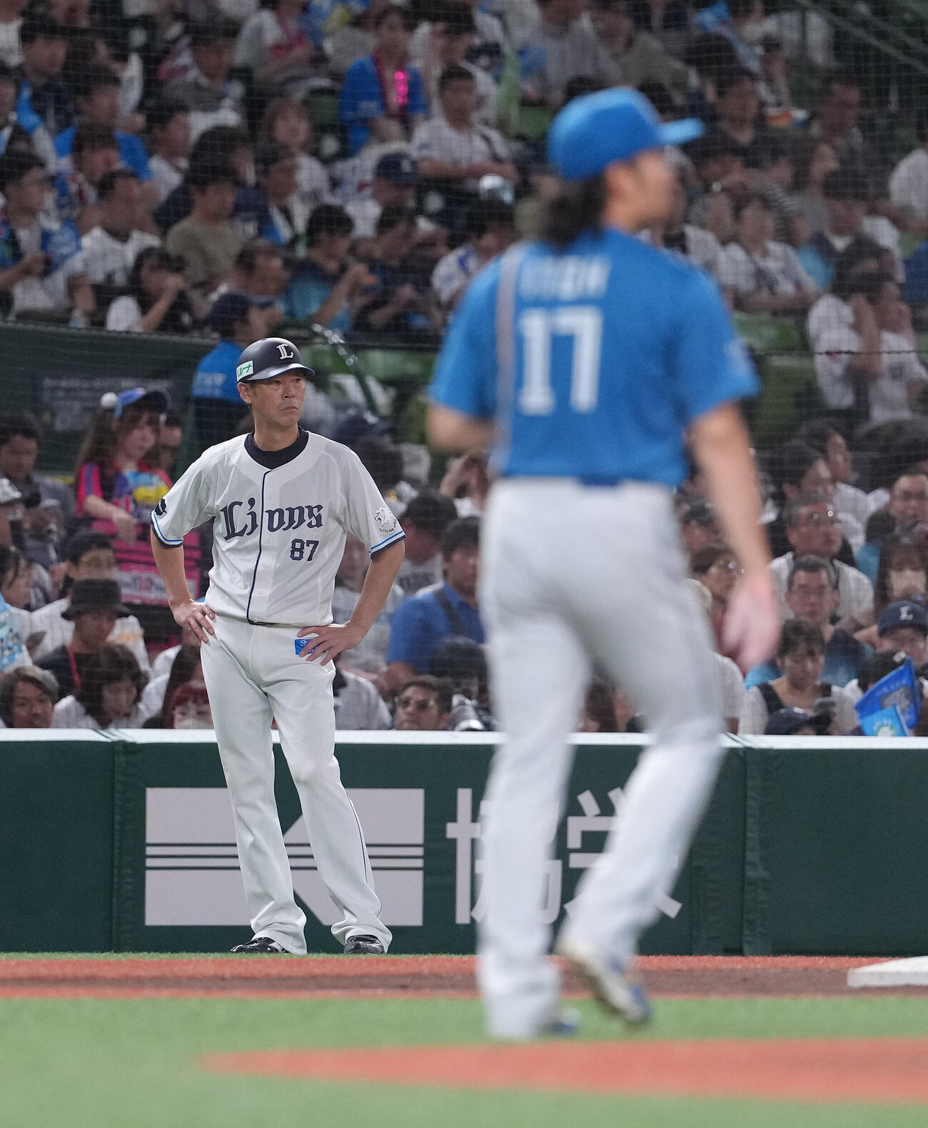 西武対日本ハム　西武の黒田哲史コーチ（左）と日本ハム伊藤大海（撮影・足立雅史）