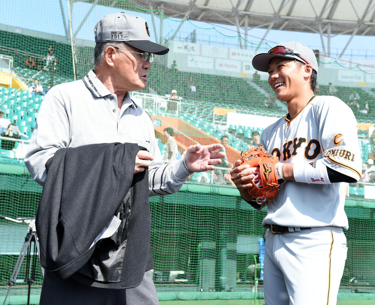 2017年2月、張本勲氏（左）とあいさつを交わす坂本勇人
