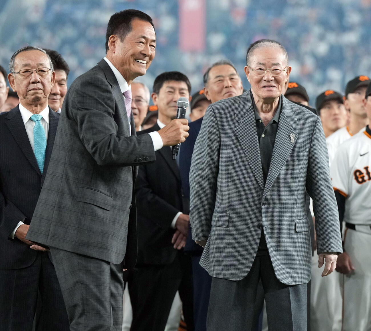 2024年、巨人球団創立90周年セレモニーに出席した張本勲さん。左は中畑清氏